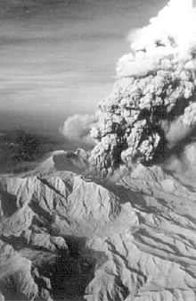 Vertical_eruption_at_Pinatubo_1991